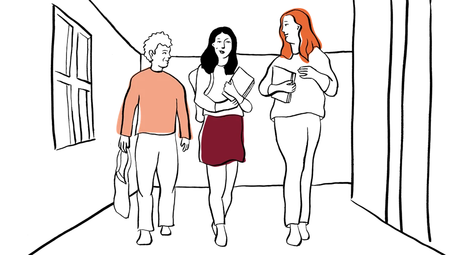 Tre elever går i en korridor