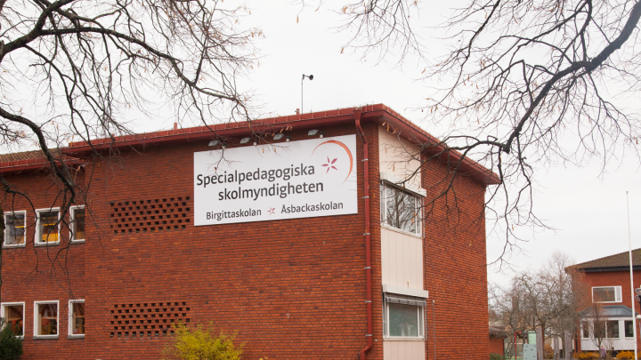 Birgittaskolans byggnad. Skylt med texten Specialpedagogiska skolmyndigheten samt Birigittaskolan och Åsbackaskolan