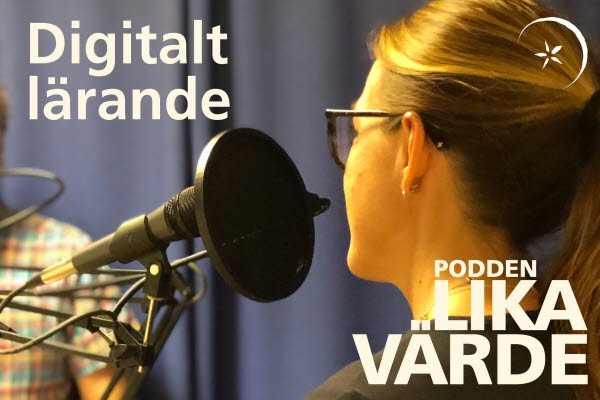 Bilden visar en kvinnas ansikte snett bakifrån. Kvinnan står vid en poddutrustning. Vi ser också texterna Digitalt lärande och Podden Lika Värde.