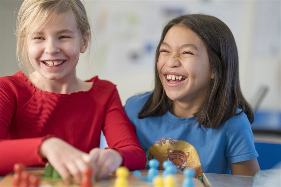 Elever skrattar och spelar fia med knuff