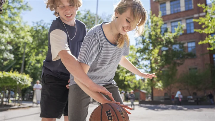 Två som spelar basket