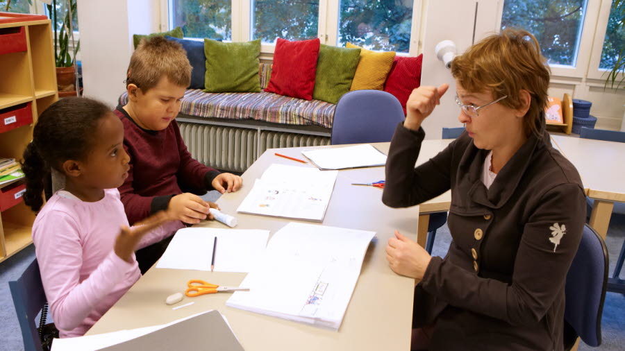 Lärare och elev tecknar till varandra
