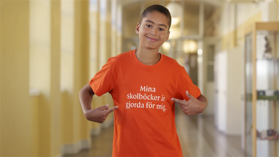 En pojke med en t-shirt med texten 