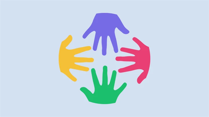 Fyra händer i olika färger sträcker sig in mot varandra i en cirkel.