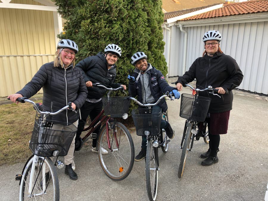 Två elever och två personal står vid sina cyklar.
