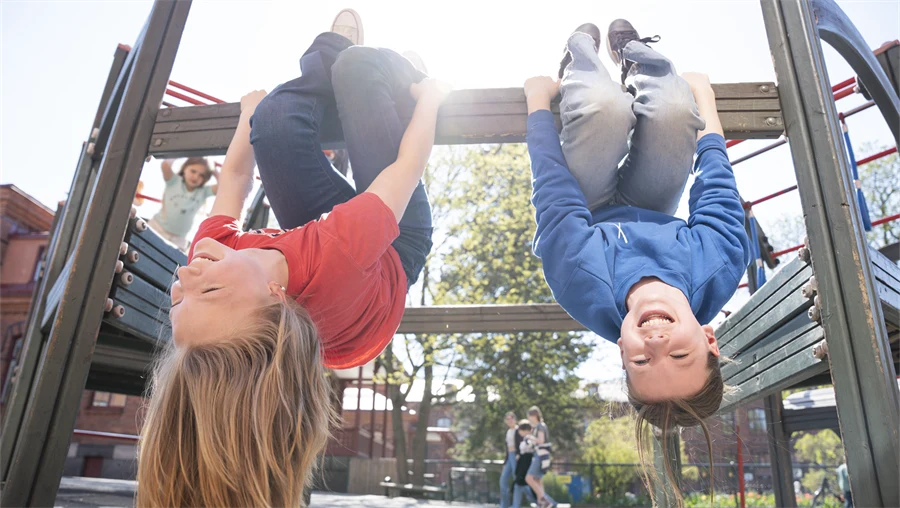 Två elever hänger i knävecken