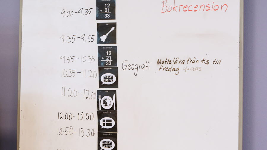 En whiteboard  med pictogrambilder som visar vad som står på schemat olika klockslag