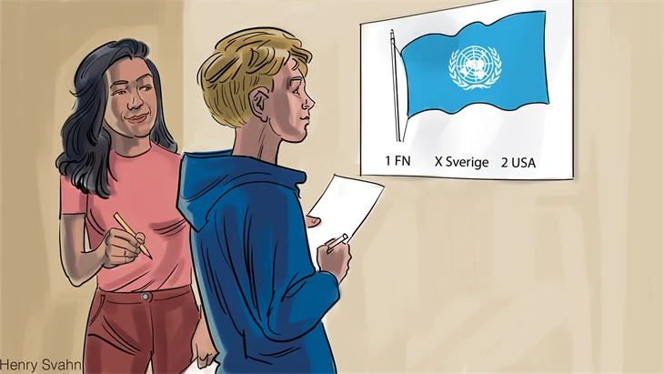 Två elever tittar på en affisch med Förenta nationernas, FN flagga.
