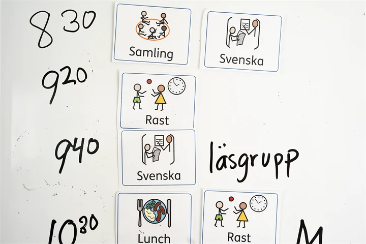 Ett visuellt schema med tider uppskrivna, bredvid tiderna sitter lappar med bilder som visualiserar; Samling, Svenska, Rast, Svenska, Lunch och Rast.