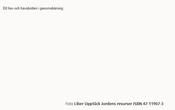 Text: Ett hav och havsbotten i genomskärning. Texten syns i övre vänstra hörnet och i övrigt är bilden helt vit förutom en text i nedre högra hörnet med information om utgivaren av läromedlet.